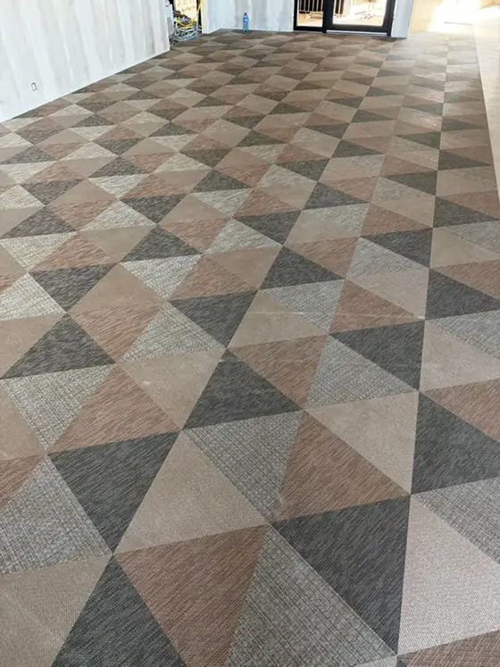 Närbild på Bolon-plattor i geometriskt mönster