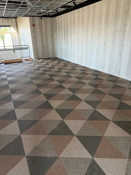 Bolon-plattor i geometriskt mönster i kontorsyta