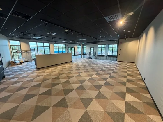 Bolon Studio-trianglar i geometriskt mönster i kontorsyta