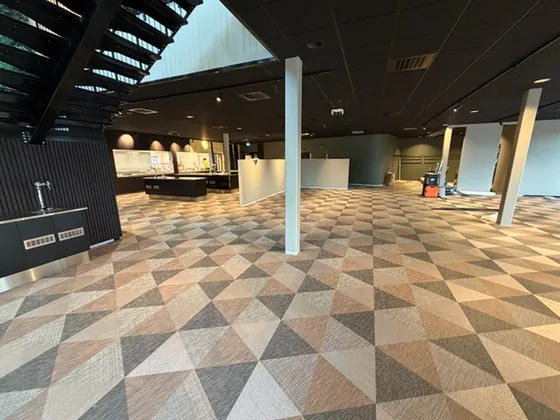 Bolon-trianglar i jordtoner i öppen kontorsyta