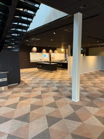Närbild på Bolon Studio-trianglar vid trappa