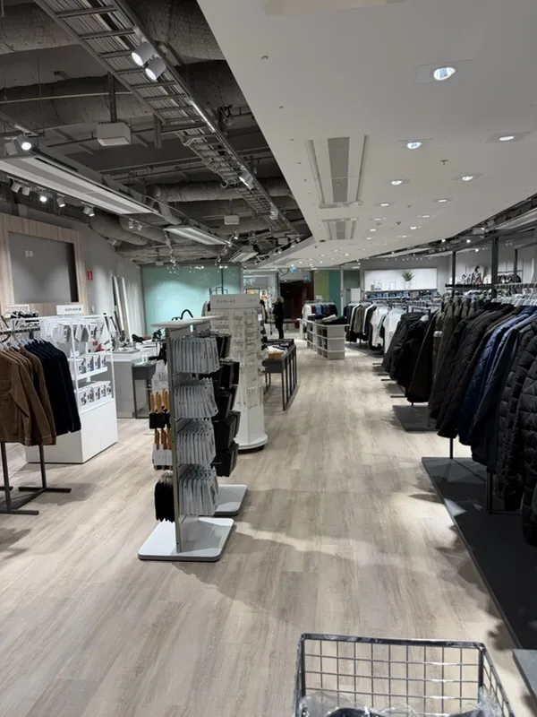 Butiksyta med nylagda vinylplattor i ljus träimitation