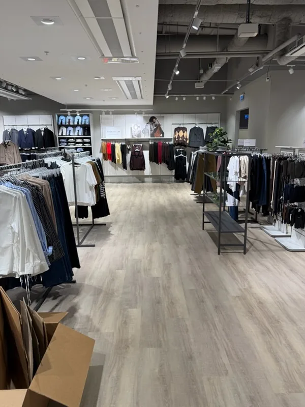 Vinylplattor i träimitation genom butiksgång
