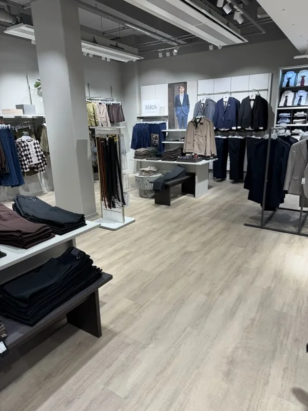 Vinylplattor i butik, jämn läggning under hög kundtrafik