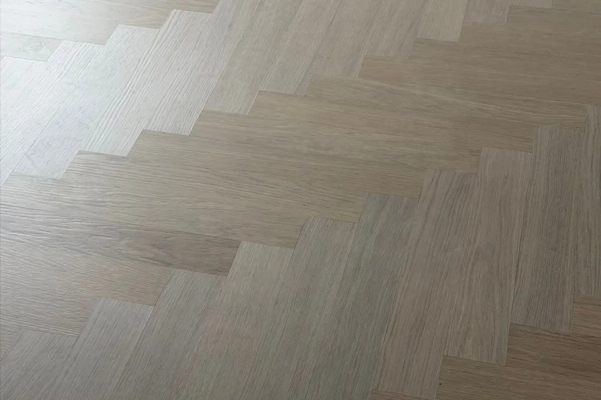 Närbild på ljus fiskbensparkett